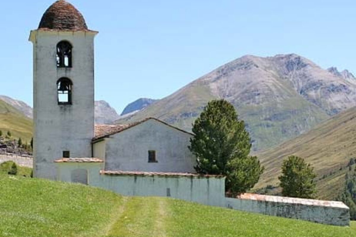 800px-Avers_Cresta_Kirche_Ansicht a